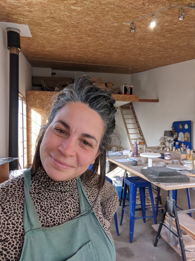Portrait de Chloé Savarin artiste céramiste dans son atelier