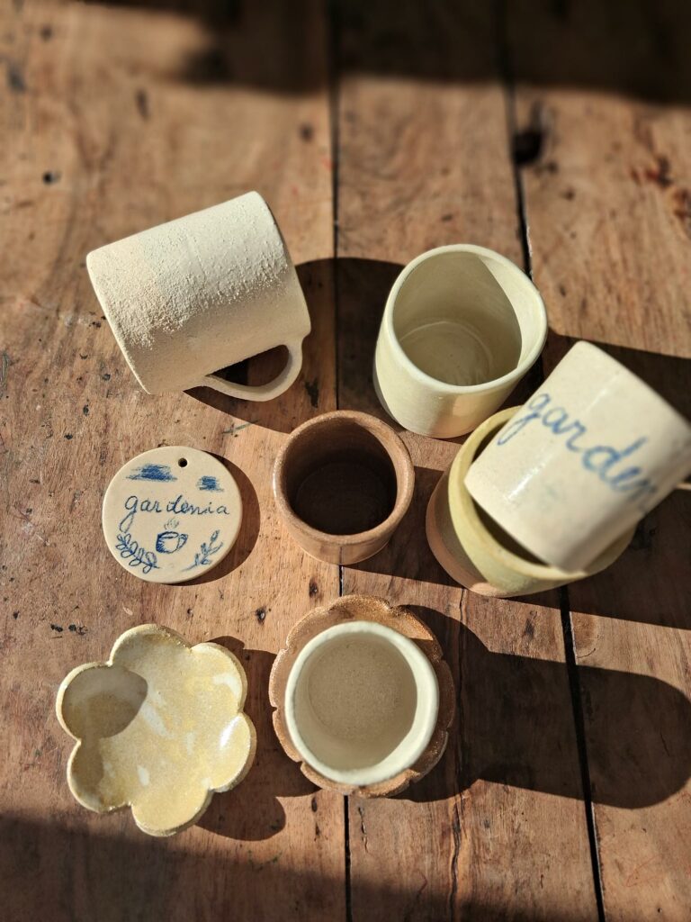 Prototypes de tasses, mugs, coupelle pour Gardenia café fleurs à Toulouse réalisés lors d'une commande sur mesure par Chloé Savarin