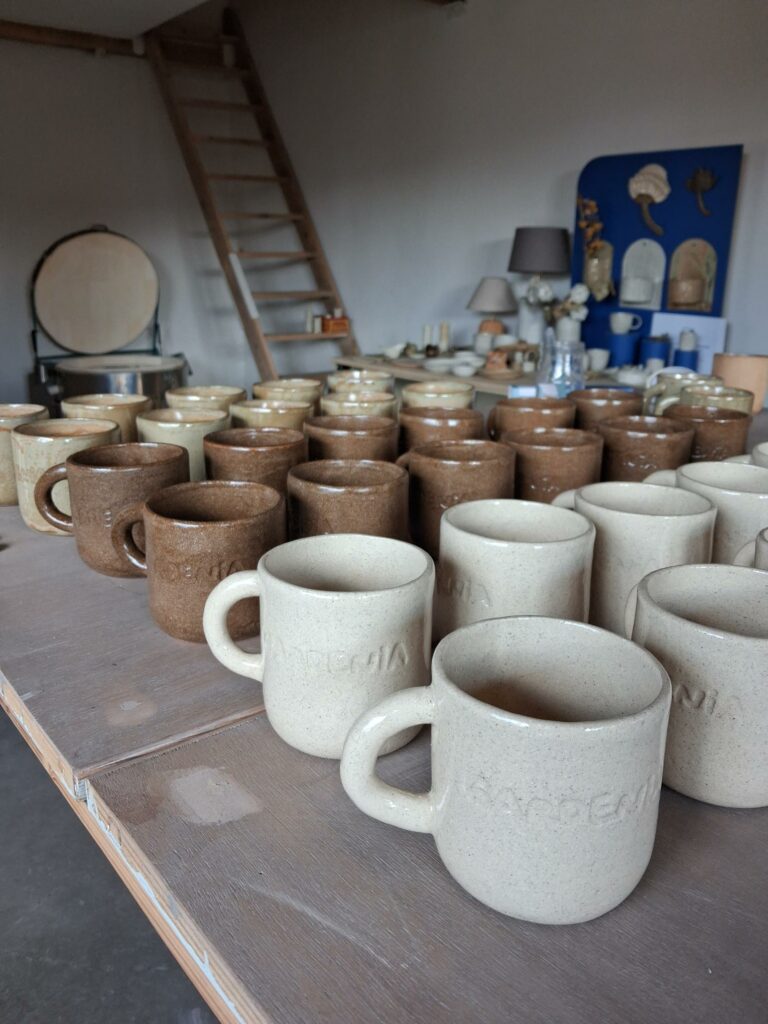 Mugs en grès pour Gardenia café fleurs à Toulouse réalisés lors d'une commande sur mesure par Chloé Savarin