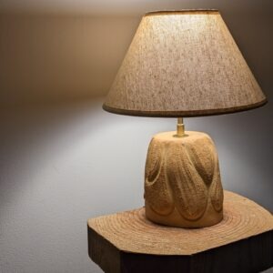 Lampe en céramique allumée posée sur un guéridon