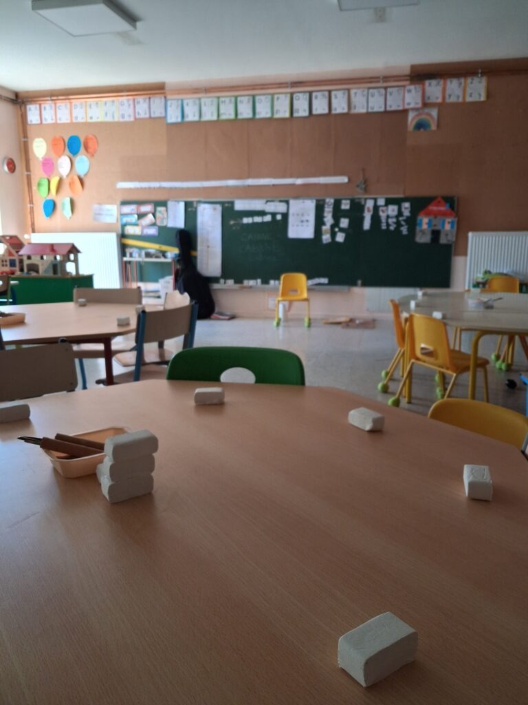 Atelier poterie pour enfants dans une école maternelle