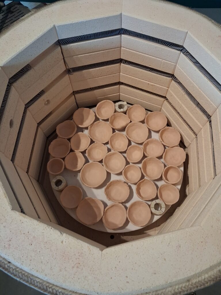 bols réalisés par des enfants dans le four céramique de Chloé Savarin atelier de poterie