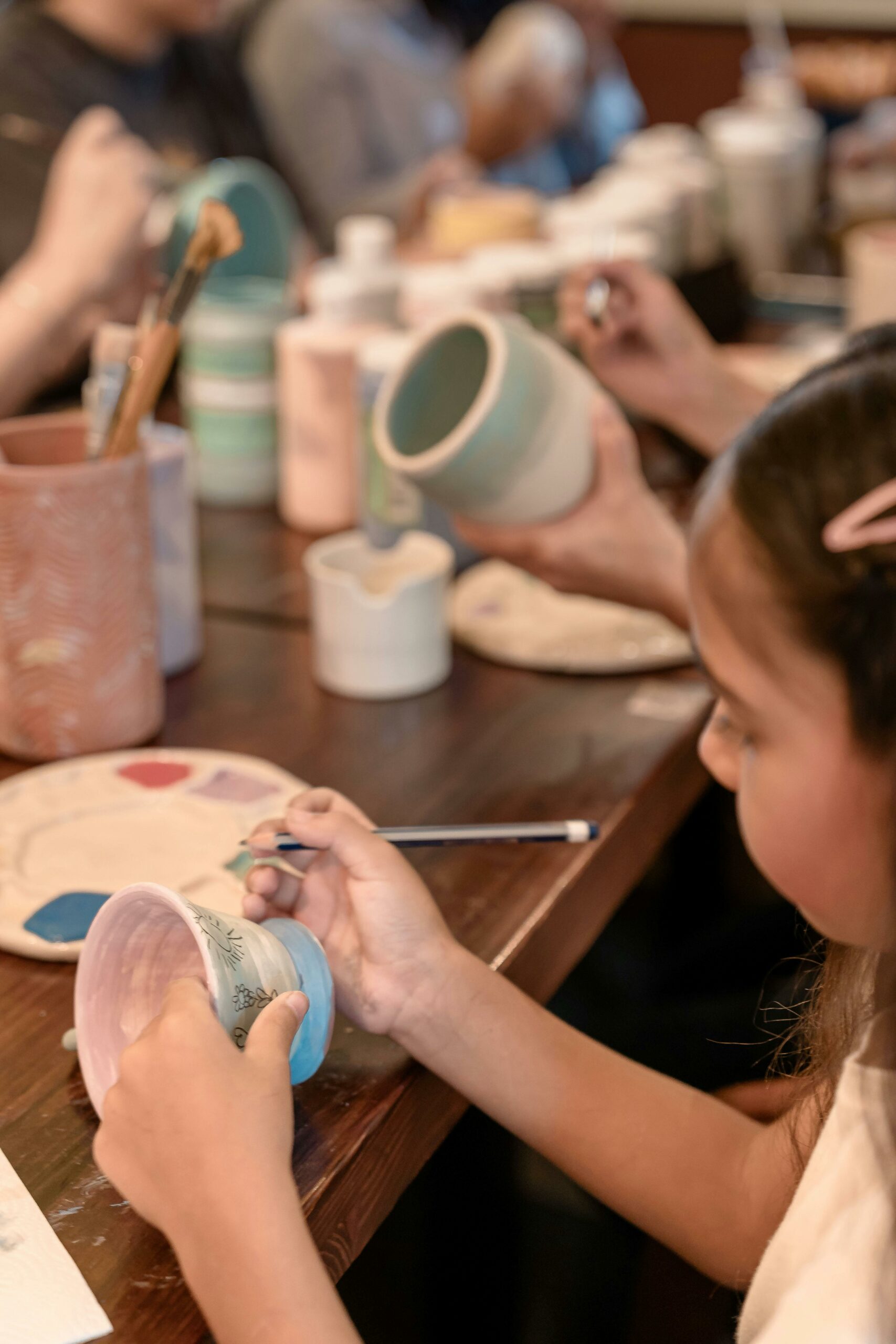 fille qui fait un atelier poterie